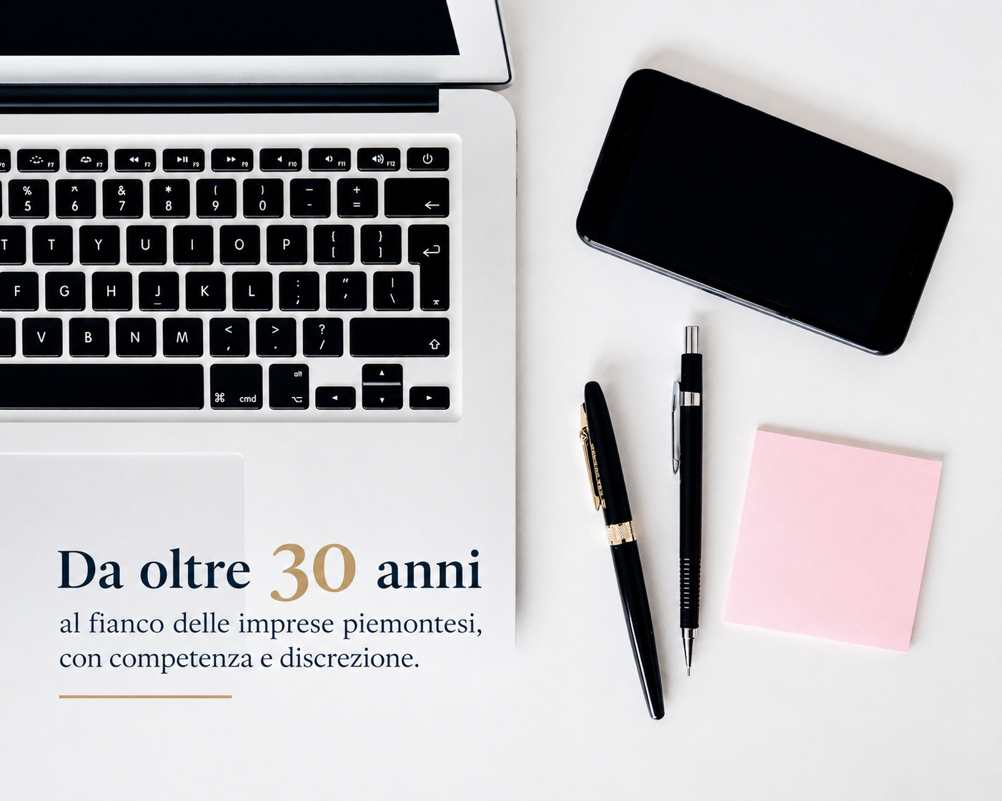 Postazione di lavoro professionale con strumenti da consulenza fiscale